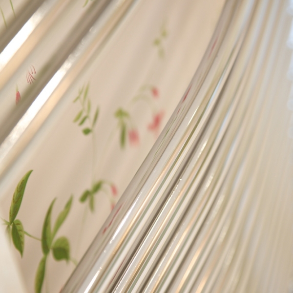 Floral wallpaper in the bathroom